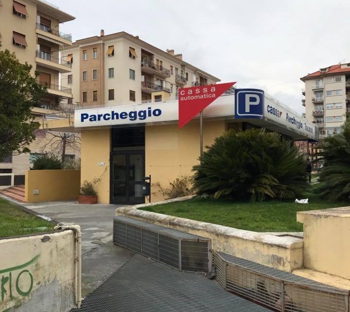 Ex contabile di 62 anni vive come senza tetto sotto i portici di Oneglia. L’appello