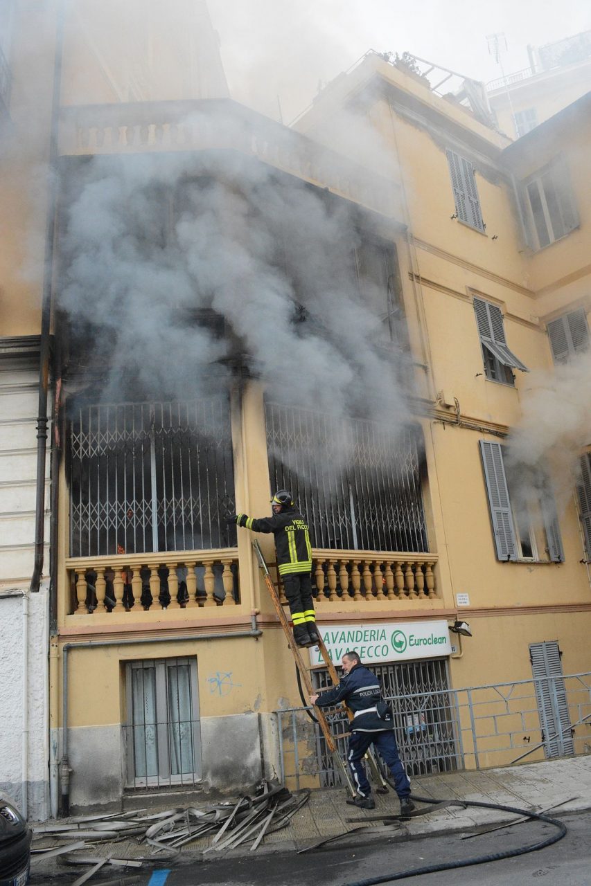 Tre intossicati, di cui uno grave nell’incendio di una palazzina a Sanremo