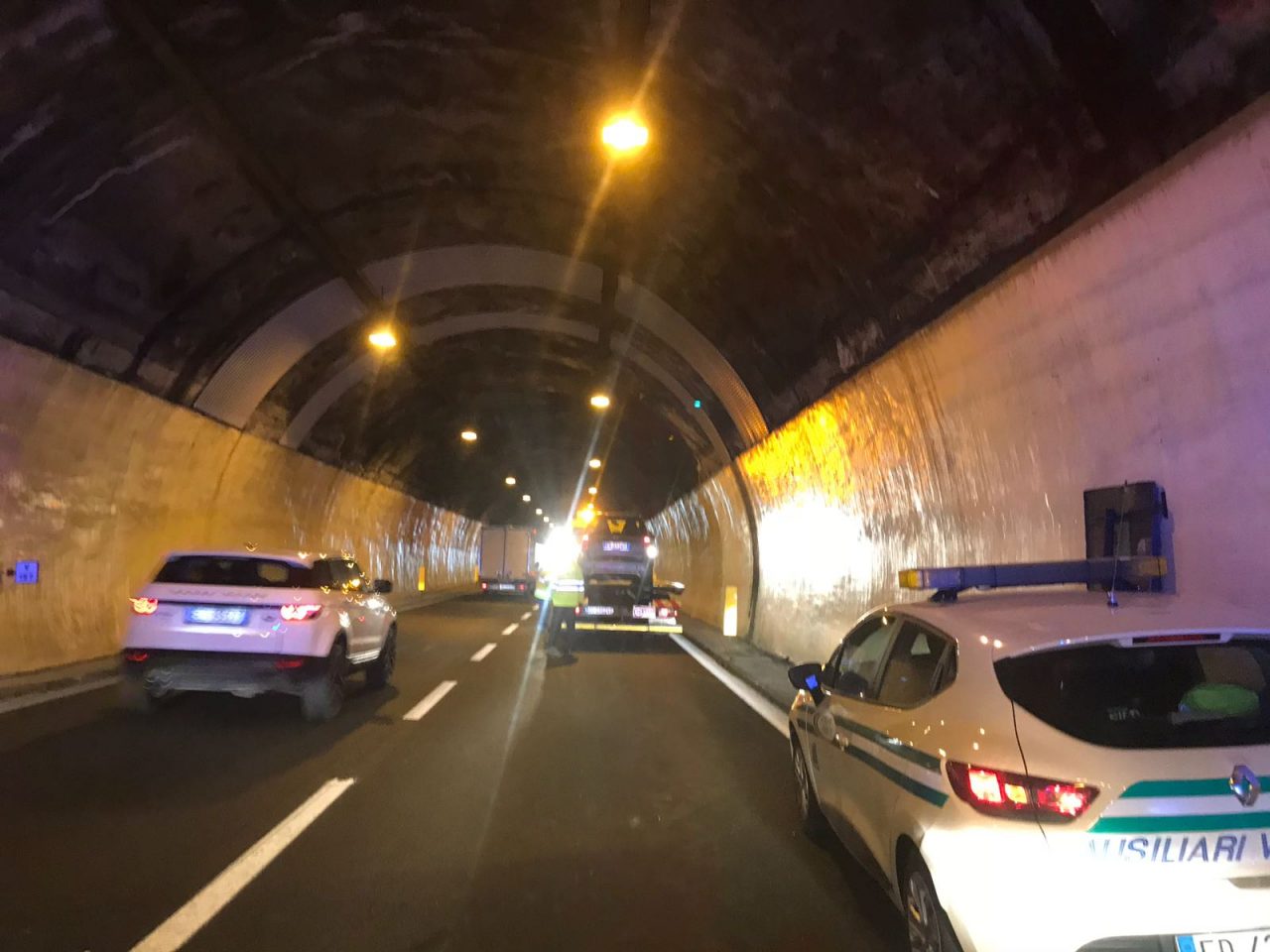 Esplode copertone: con l’auto contro il muro della galleria dell’A10