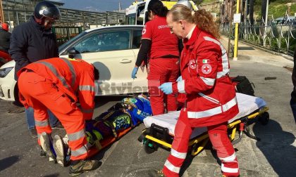 Motociclista di enduro ferito nello scontro con un'auto in corso Mazzini