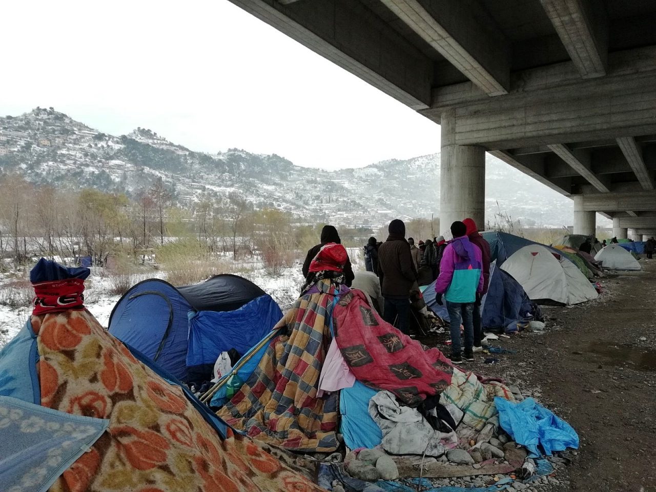 Decine di migranti ancora nel Roja: don Rito apre il sagrato e organizza un falò