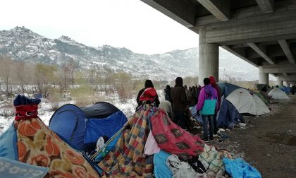 Decine di migranti ancora nel Roja: don Rito apre il sagrato e organizza un falò