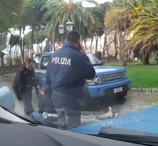 Lite ai giardini di Ventimiglia: 60enne colto da attacco di cuore rianimato dalla polizia