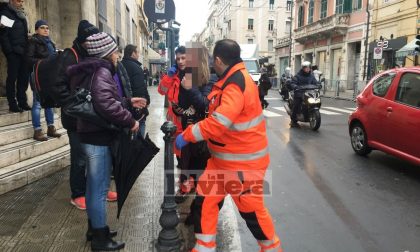 Lite tra ex colleghe di lavoro finisce a schiaffi e ombrellate in via Roma a Sanremo