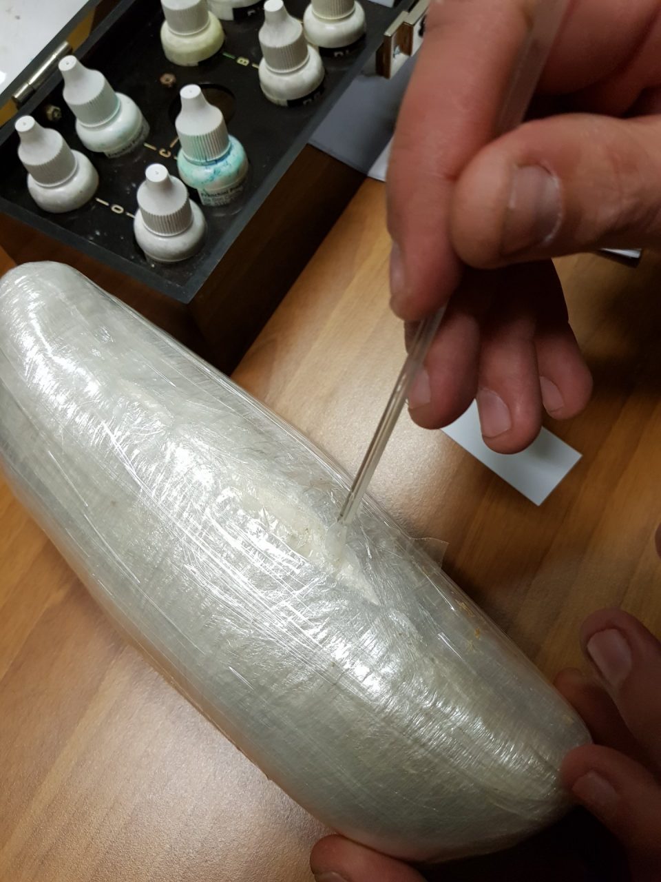 Nasconde droga tra le tegole e cerca di disfarsene lanciandola in Piazza Borea d’Olmo