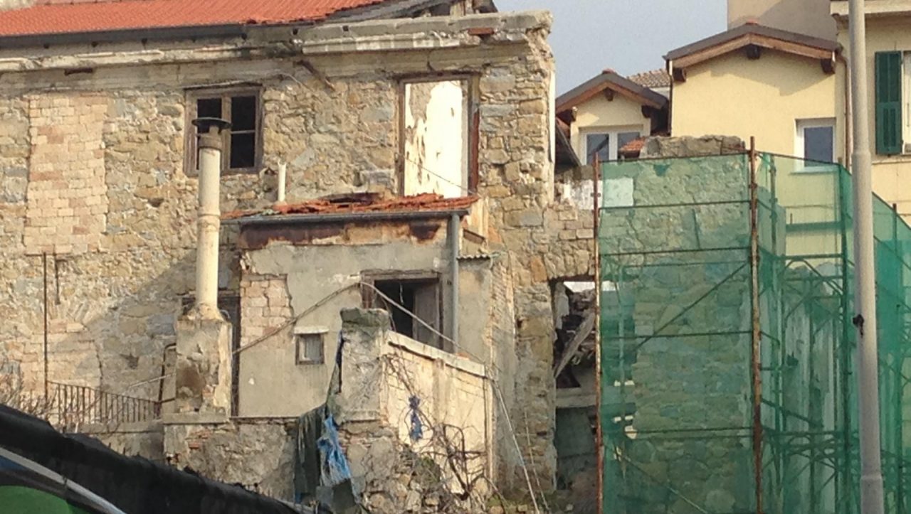 Via Trento ricettacolo di topi e sporcizia, Ramoino all’attacco della maggioranza
