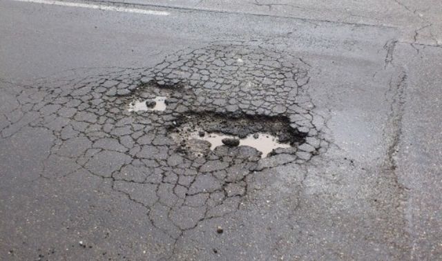 Cadde per una buca: risarcita dal Comune