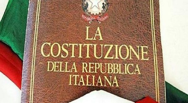 Una copia della Costituzione a ogni studente La proposta dello storico