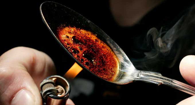 Nascondevano eroina e hashish nell’ascensore del condominio, due arresti per spaccio
