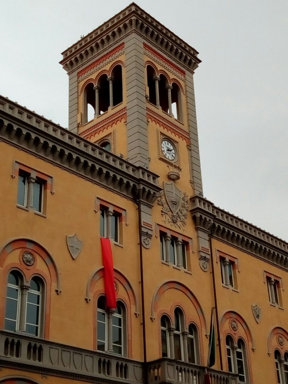 Uno stendardo arancione sull’ex Cremlino per la settimana antirazzismo
