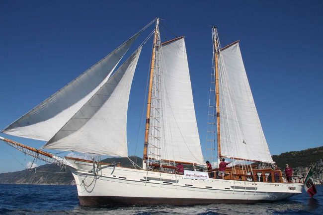 Museo navigante approda a Imperia tra le trombe dei pescherecci in festa