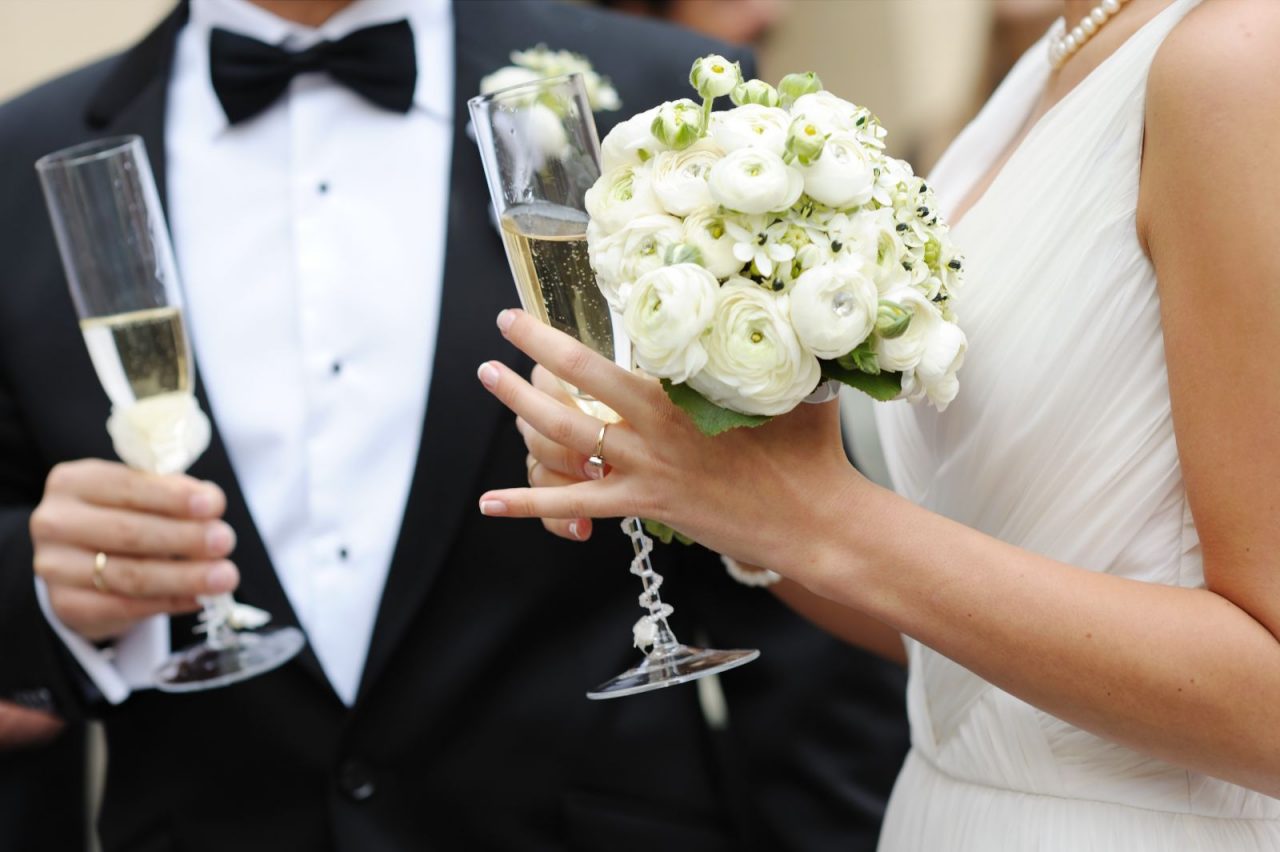Buffet monodose e distanziamenti. Le regole per i matrimoni