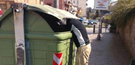Sulle multe a chi rovista nella spazzatura consigliere Forza Italia attacca scienziati fenomeni di Pd e 5 stelle