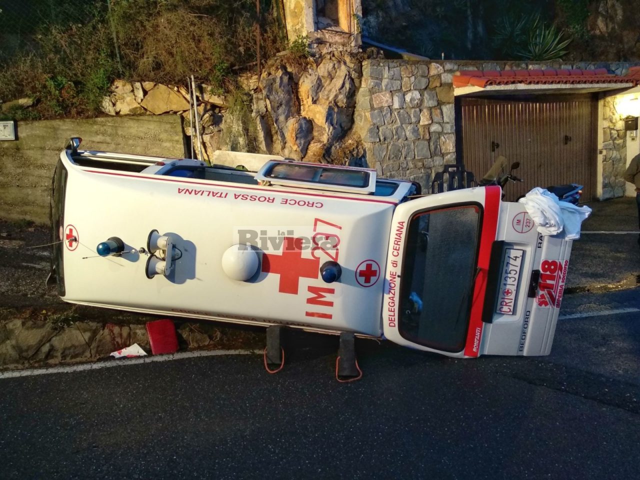Si ribalta ambulanza della Croce Rossa a Sanremo: feriti i 2 volontari e la paziente a bordo