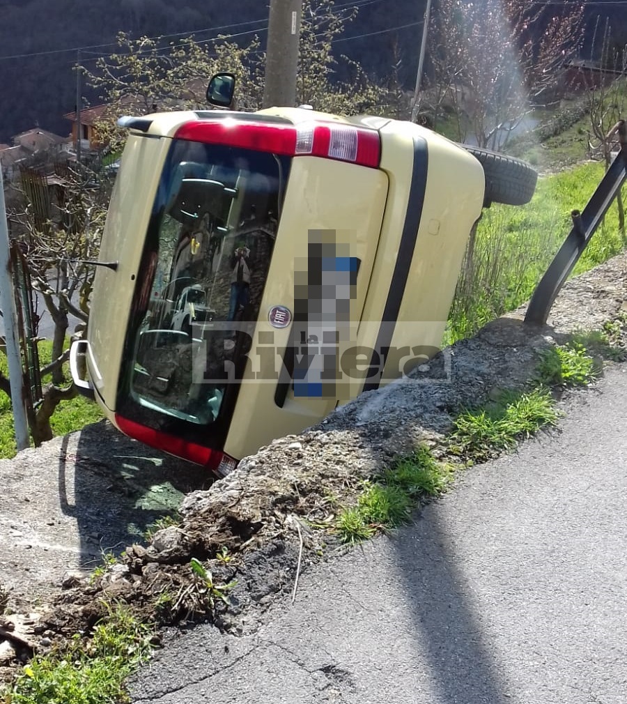Si china per raccogliere l’acqua e si ribalta con l’auto