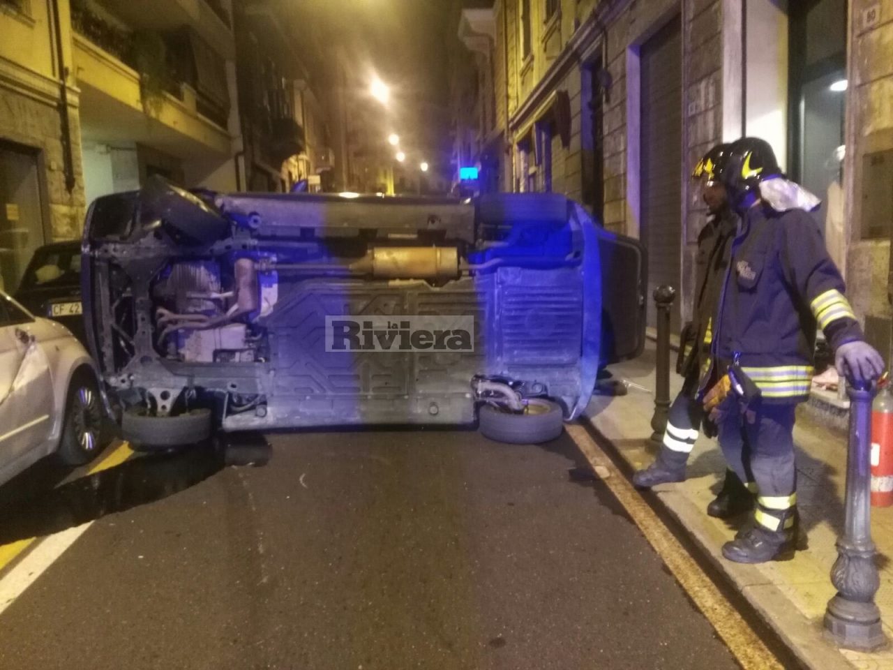 Auto si cappotta in via Zefiro Massa, coinvolte tre auto parcheggiate