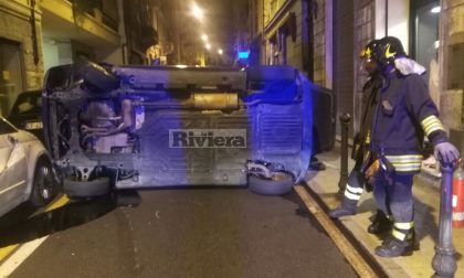 Auto si cappotta in via Zefiro Massa, coinvolte tre auto parcheggiate