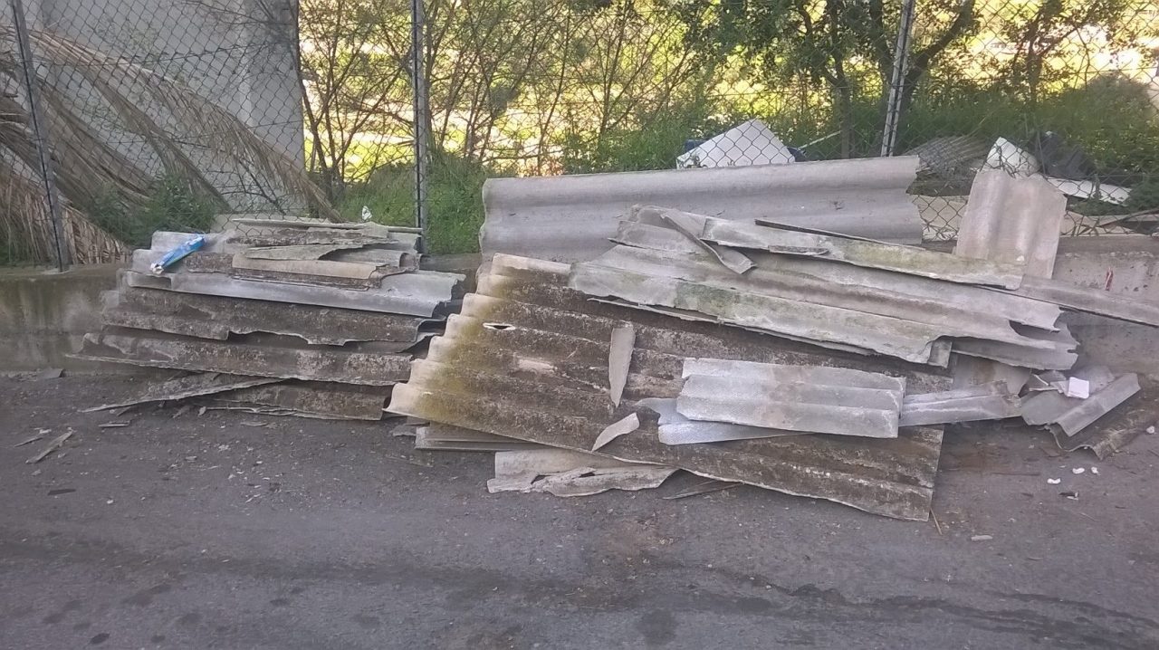 Ancora un episodio di inciviltà: rifiuti pericolosi abbandonati in mezzo alla strada