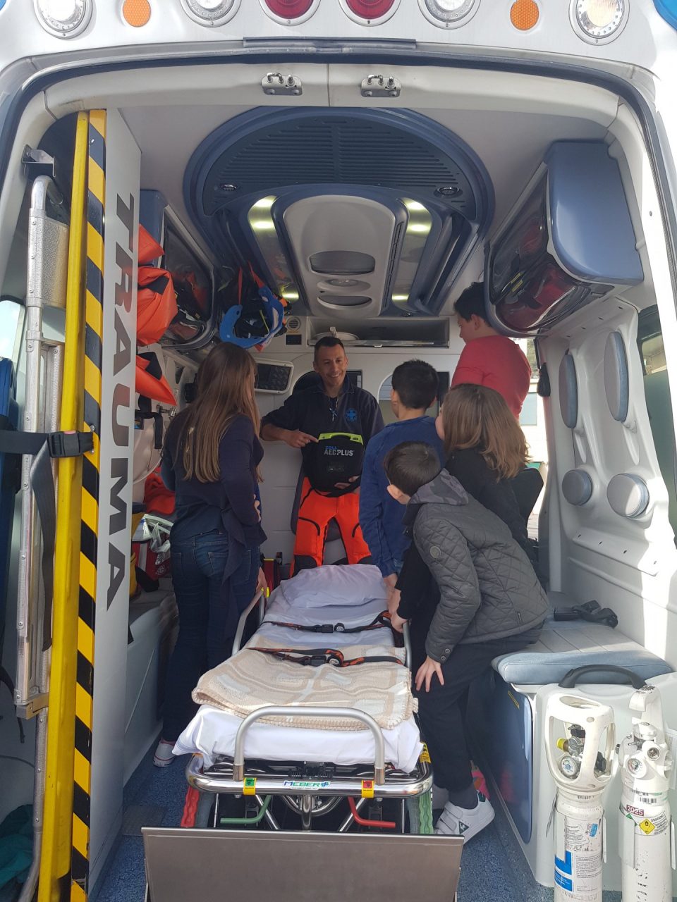 Bambini delle elementari visitano Croce Azzurra