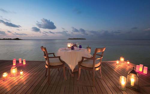 Suggestiva cena con autore in riva al mare