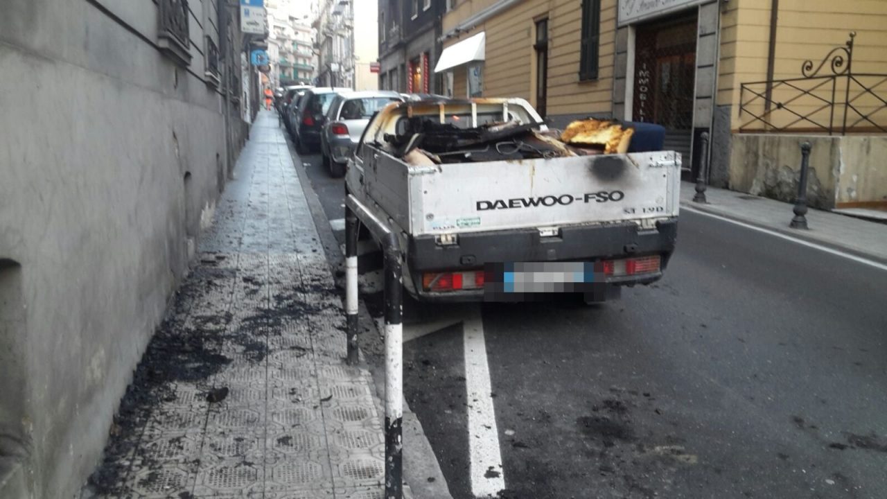 Brucia la merce custodita nel cassone di un pick up a Sanremo