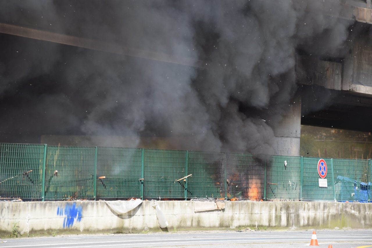 Le foto dell’intervento dei vigili del fuoco sul greto del fiume Roja dopo l’incendio
