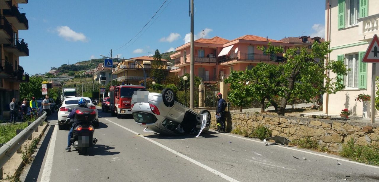 Trentenne si cappotta con l’auto sull’Aurelia