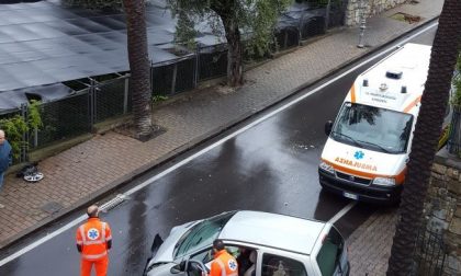 Asfalto scivoloso per la pioggia: auto fuori strada a Bordighera