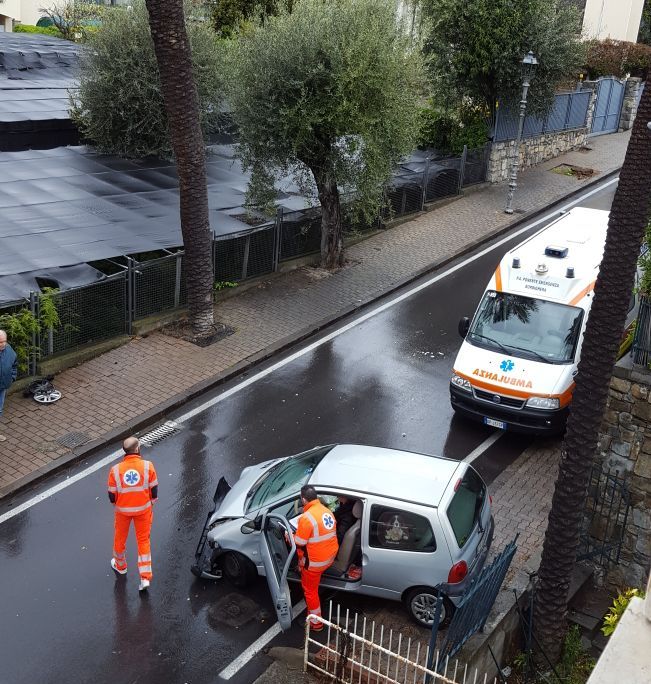 Asfalto scivoloso per la pioggia: auto fuori strada a Bordighera