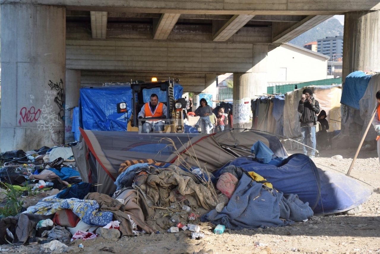 Incendio nella tendopoli abusiva del Roja: le fiamme durante lo smantellamento. Foto e Video