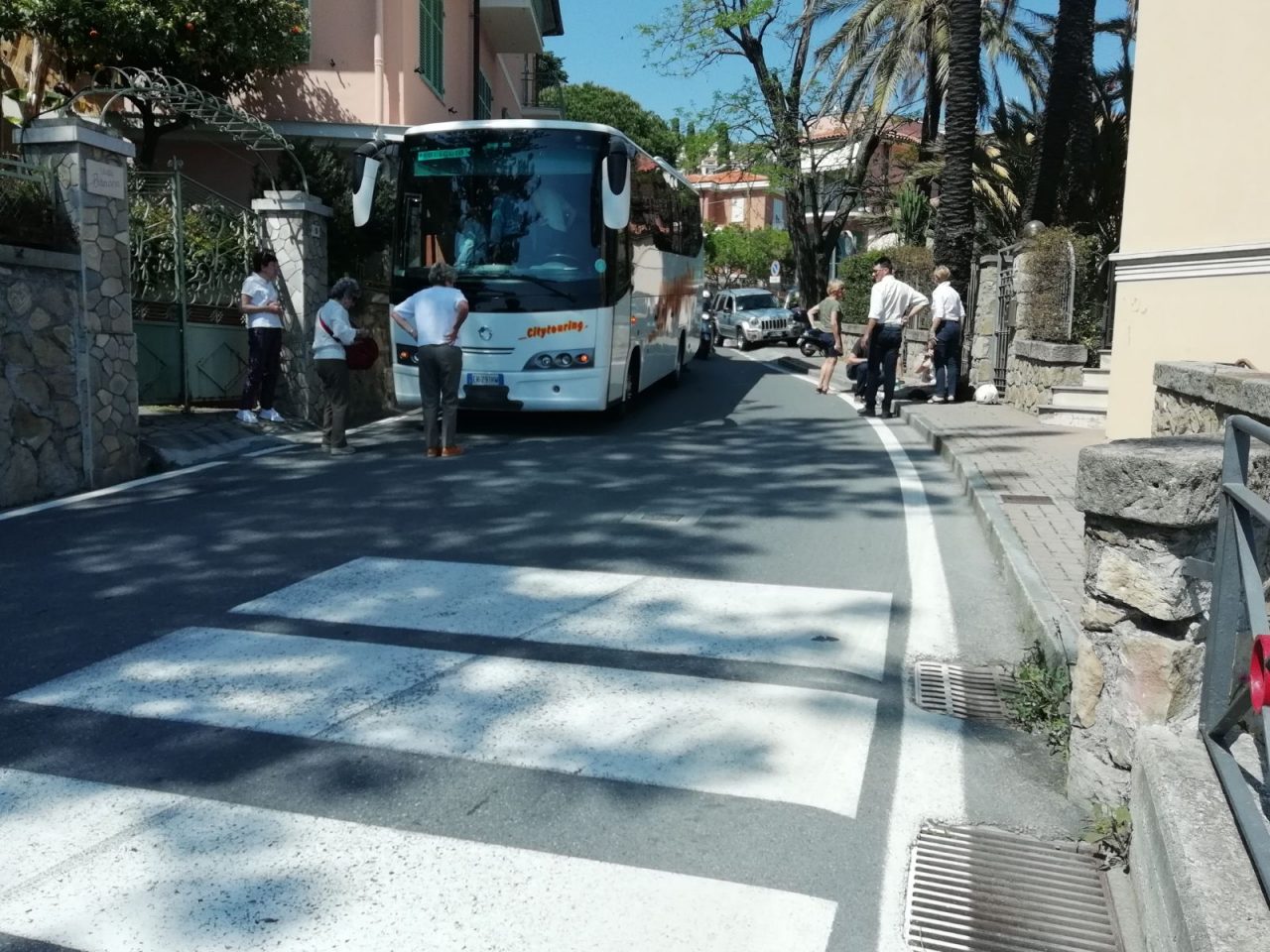 Pullman resta a secco di gasolio sulla Romana, traffico bloccato