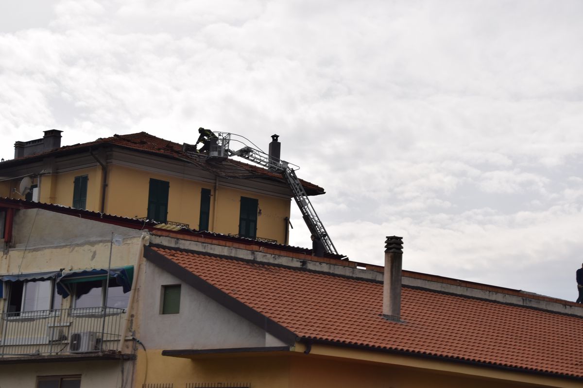 Vento maltempo tetto scoperchiato Vallecrosia Tasselli_03