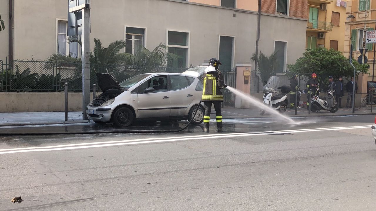 Fiamme dal cofano di un’auto in pieno centro