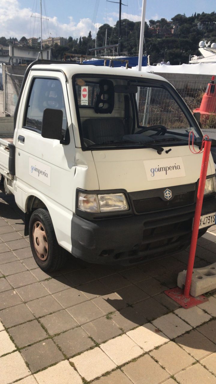 Minorenni rubano furgoncino Go Imperia e si schiantano contro le transenne