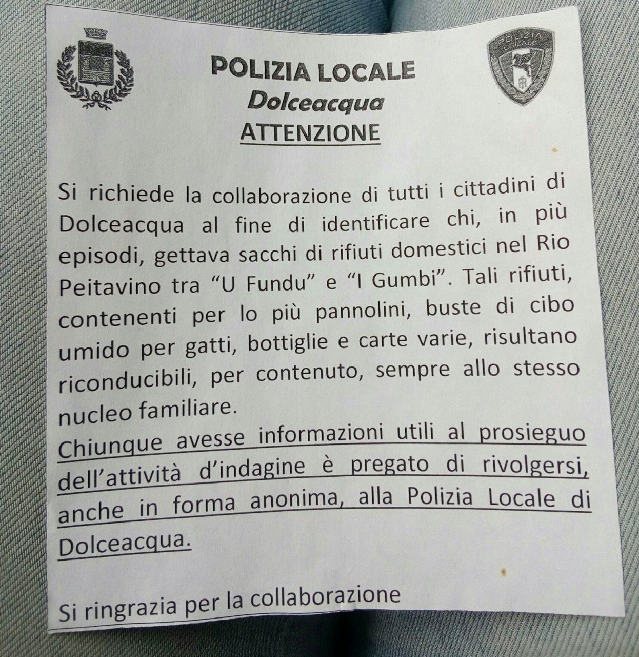 Pannolini e cibo per gatti gettati nel fiume, appello dei vigili per smascherare il colpevole