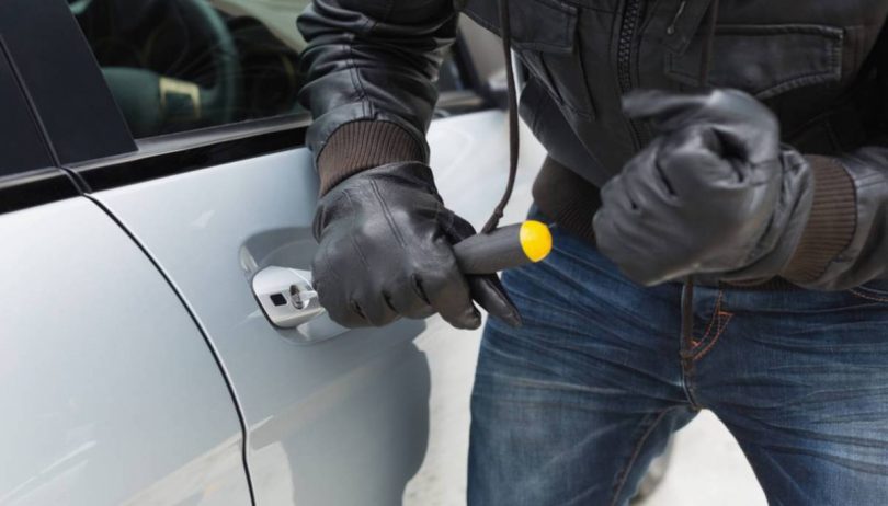 Tentato furto su auto, arrestati due stranieri