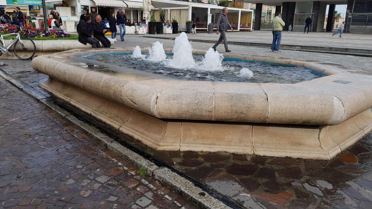Piazza Colombo mezza allagata