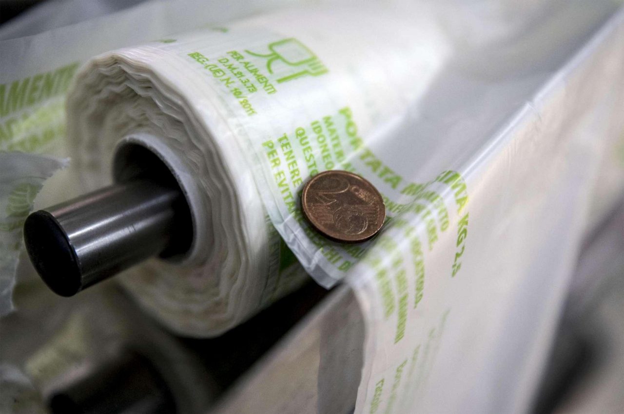 “Finiti i sacchetti dell’umido. Torni dopo il ponte”