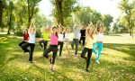 Yoga all'aperto nel parco giochi di via Rossini