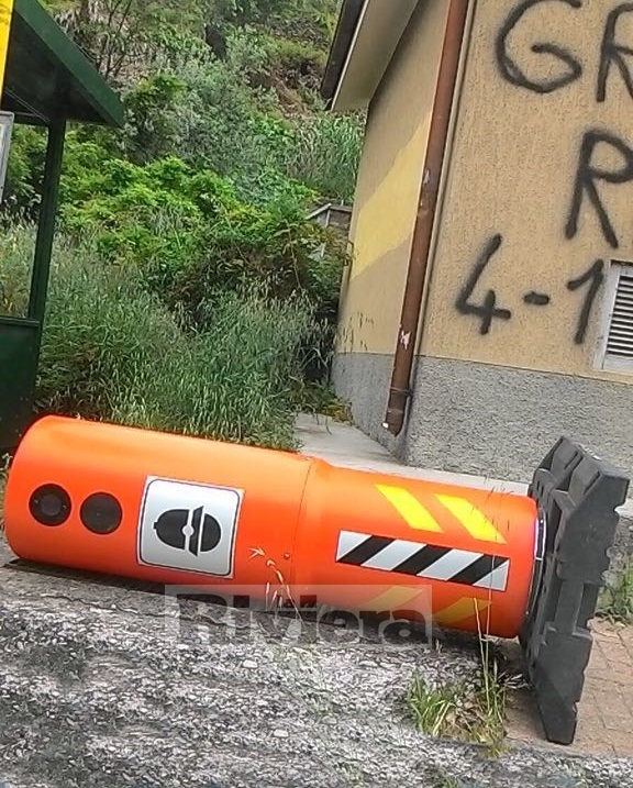 Vandali rovesciano uno degli “autovelox” di Vallecrosia Alta