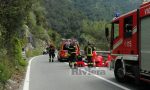 Motociclista appeso a guard rail si amputa una gamba dopo decine di metri di scivolata