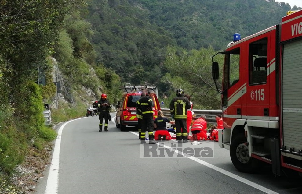 Motociclista appeso a guard rail si amputa una gamba dopo decine di metri di scivolata