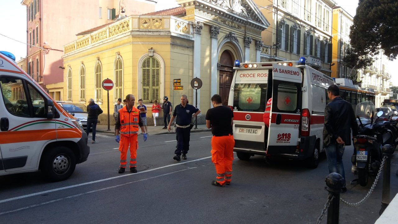 Scontro auto scooter a Sanremo: ferite una mamma e la sua bimba