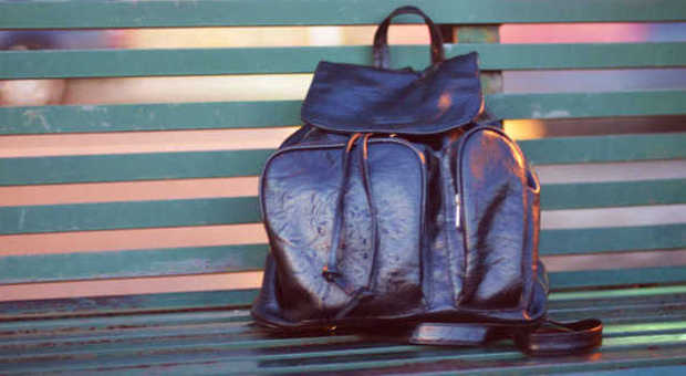 Bimba derubata del suo zainetto: dentro i suoi tesori, l’appello in rete