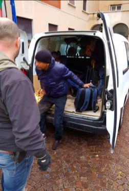 Arrestato passeur Ventimiglia bengalesi auto migranti_02
