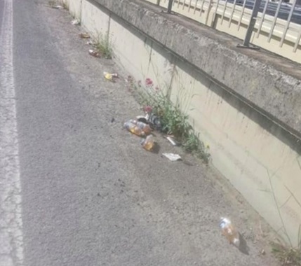 Misteriose bottigliette di urine sulla strada del centro di accoglienza di Ventimiglia