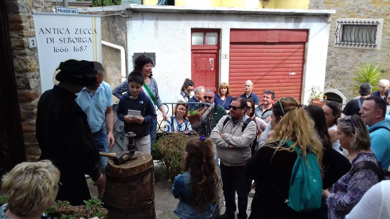 I turisti delle navi da crociera “sbarcano” a Seborga