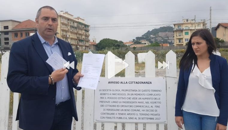Parcheggio su lungomare: i candidati Perri e Russo chiedono riapertura con “raccomandata”
