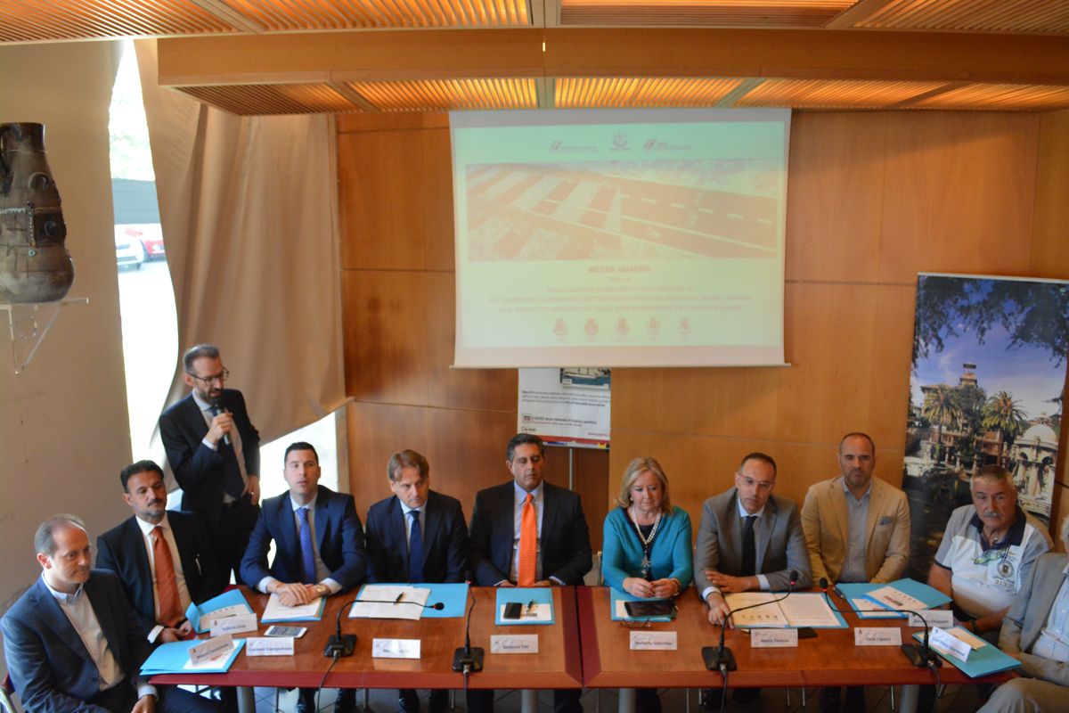 Firma protocollo Regione Liguria Ferrovia pista ciclapedonale 11 maggio 2018