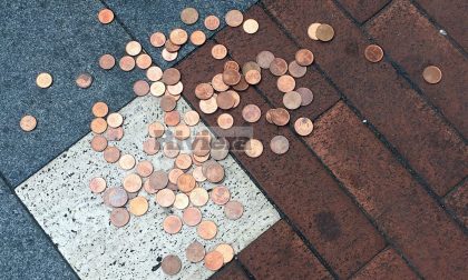 Decine di monetine da 2 centesimi di euro gettate per strada e nessuno le raccoglie